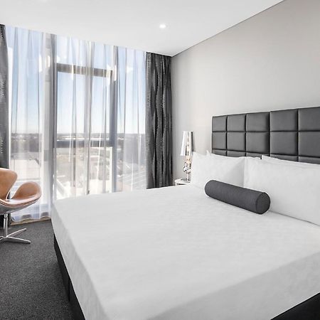 Meriton Suites Mascot Central Sydney Eksteriør bilde A bedroom at the hotel