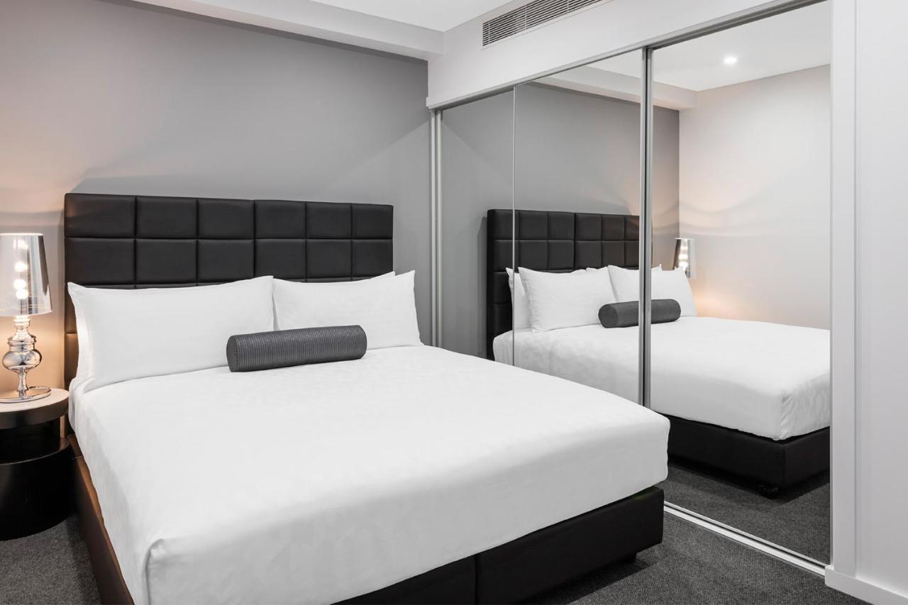 Meriton Suites Mascot Central Sydney Eksteriør bilde A bedroom at the hotel