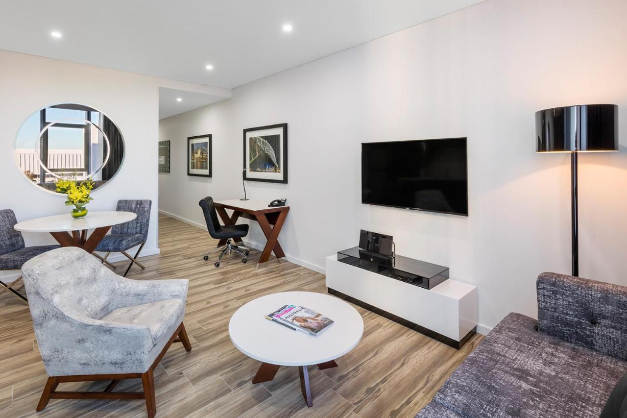 Meriton Suites Mascot Central Sydney Eksteriør bilde A living room in a typical apartment