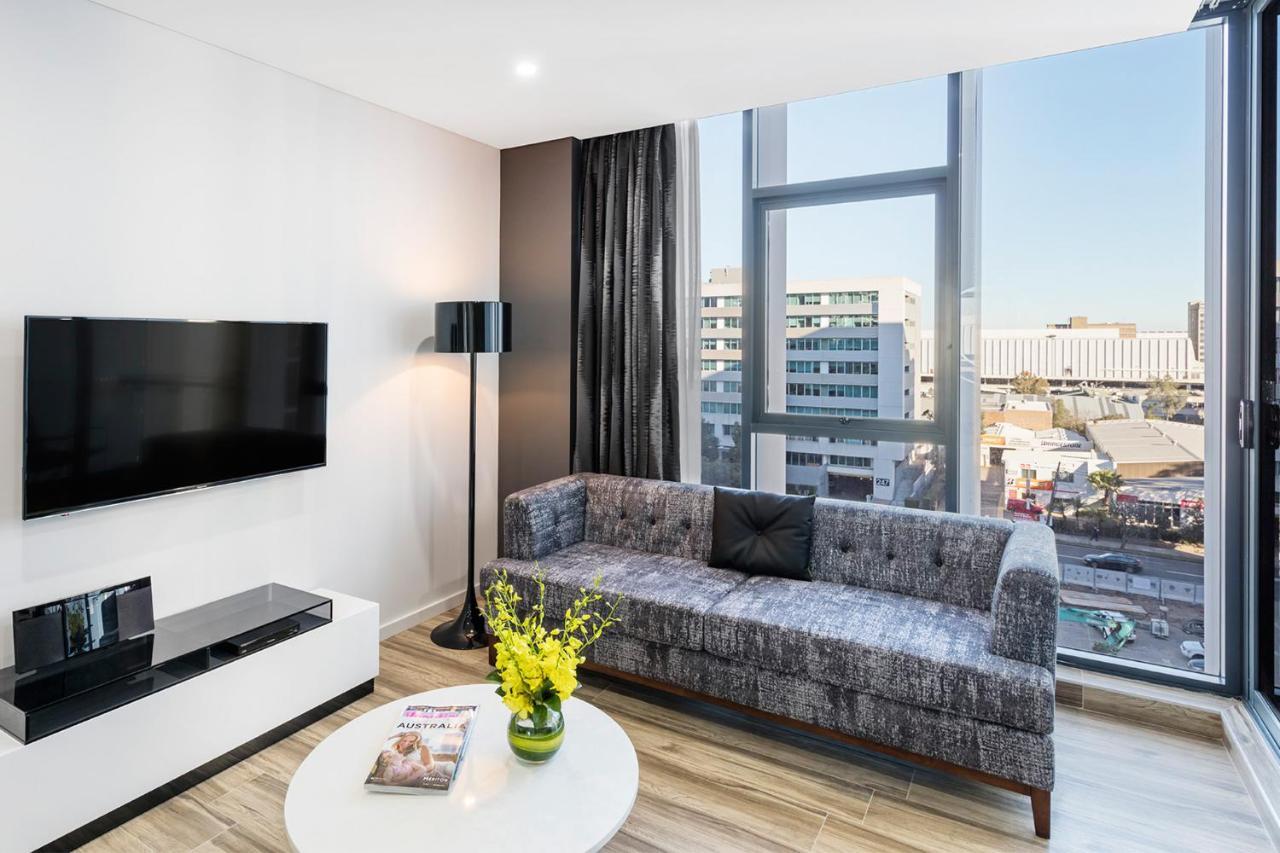 Meriton Suites Mascot Central Sydney Eksteriør bilde The living room of a typical apartment