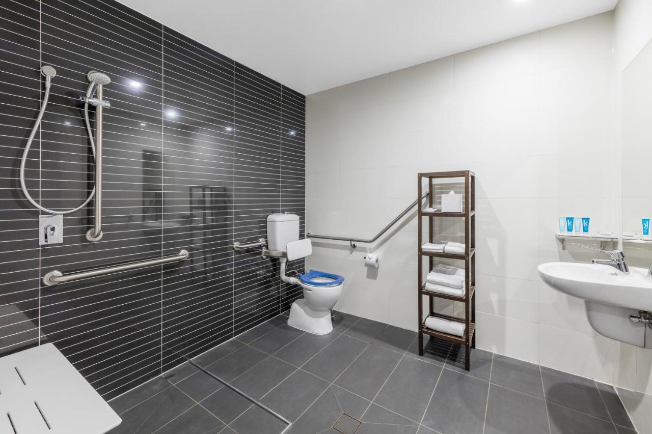 Meriton Suites Mascot Central Sydney Eksteriør bilde A wet room in a hotel