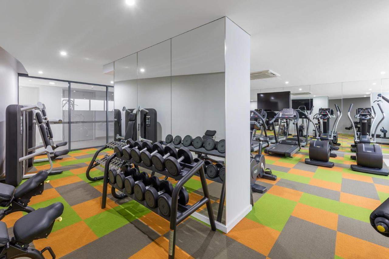 Meriton Suites Mascot Central Sydney Eksteriør bilde The gym at the hotel