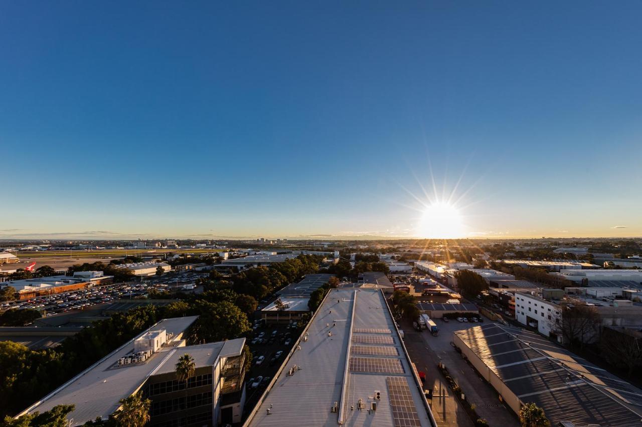 Meriton Suites Mascot Central Sydney Eksteriør bilde Aerial view of the station at sunset