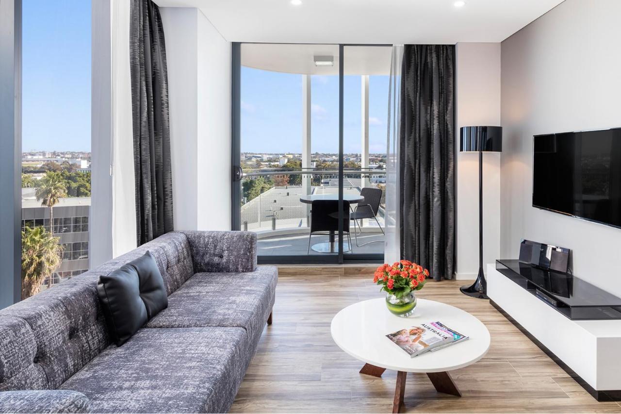 Meriton Suites Mascot Central Sydney Eksteriør bilde A living room in a typical apartment
