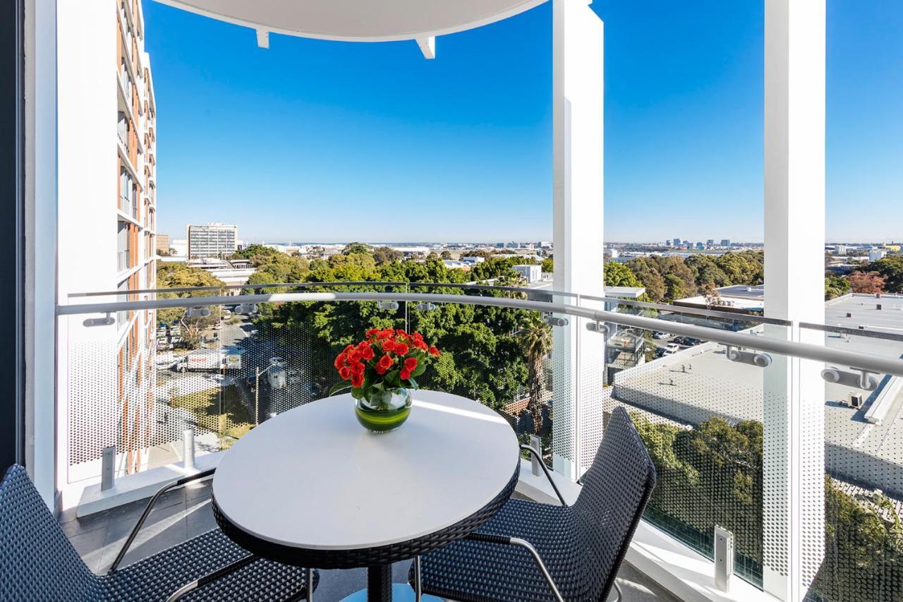 Meriton Suites Mascot Central Sydney Eksteriør bilde A balcony