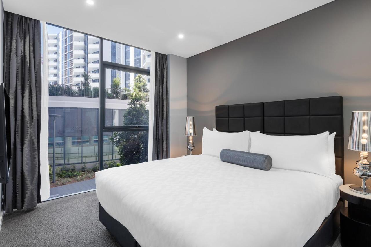 Meriton Suites Mascot Central Sydney Eksteriør bilde A bedroom at the hotel