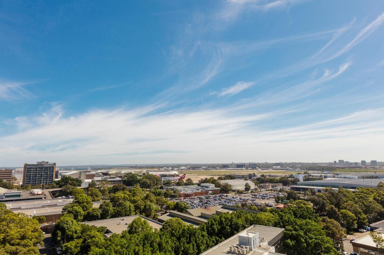 Meriton Suites Mascot Central Sydney Eksteriør bilde View of the airport from the San Diego Marriott