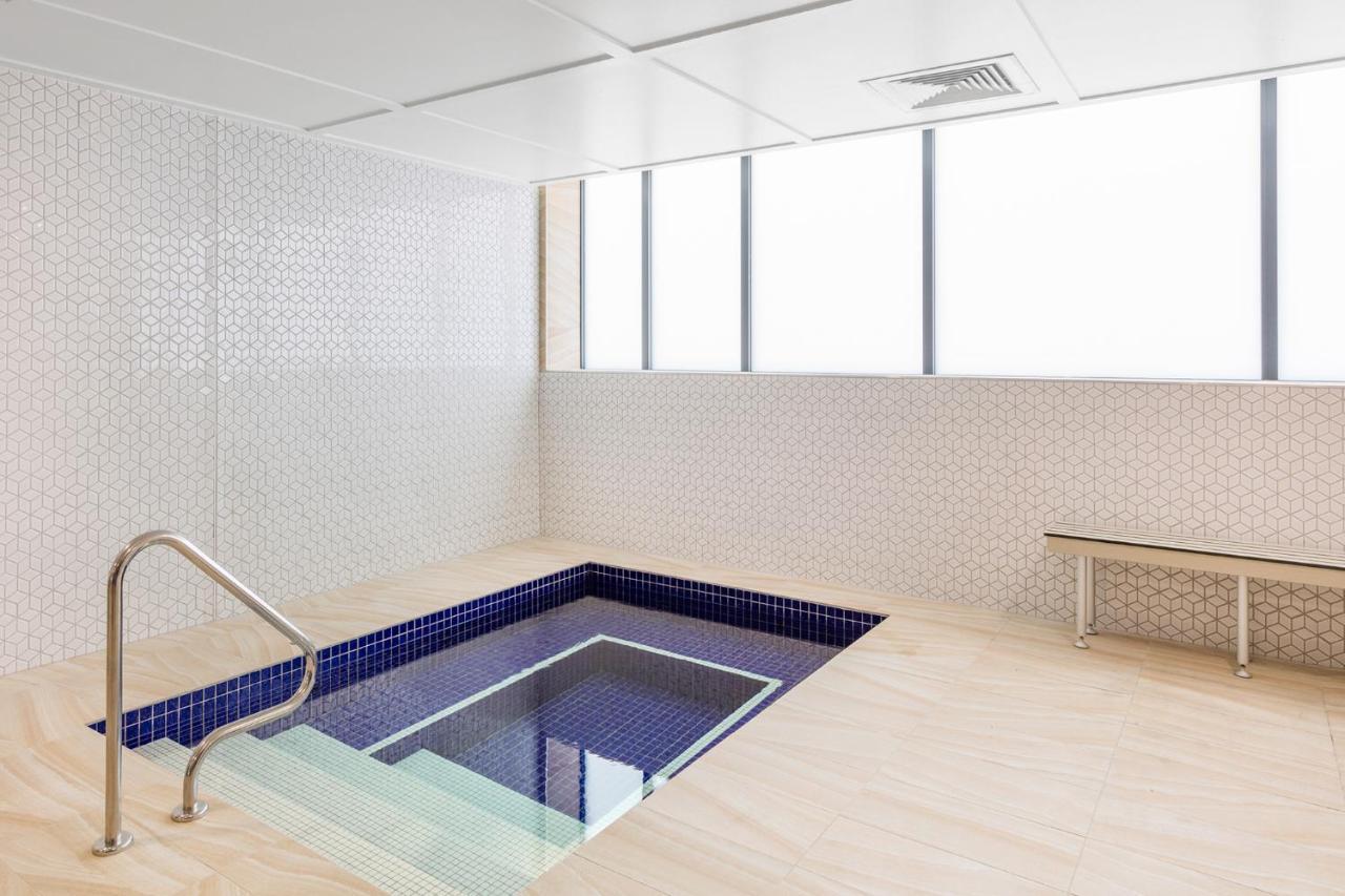 Meriton Suites Mascot Central Sydney Eksteriør bilde A small pool at the National University Hospital, Singapore