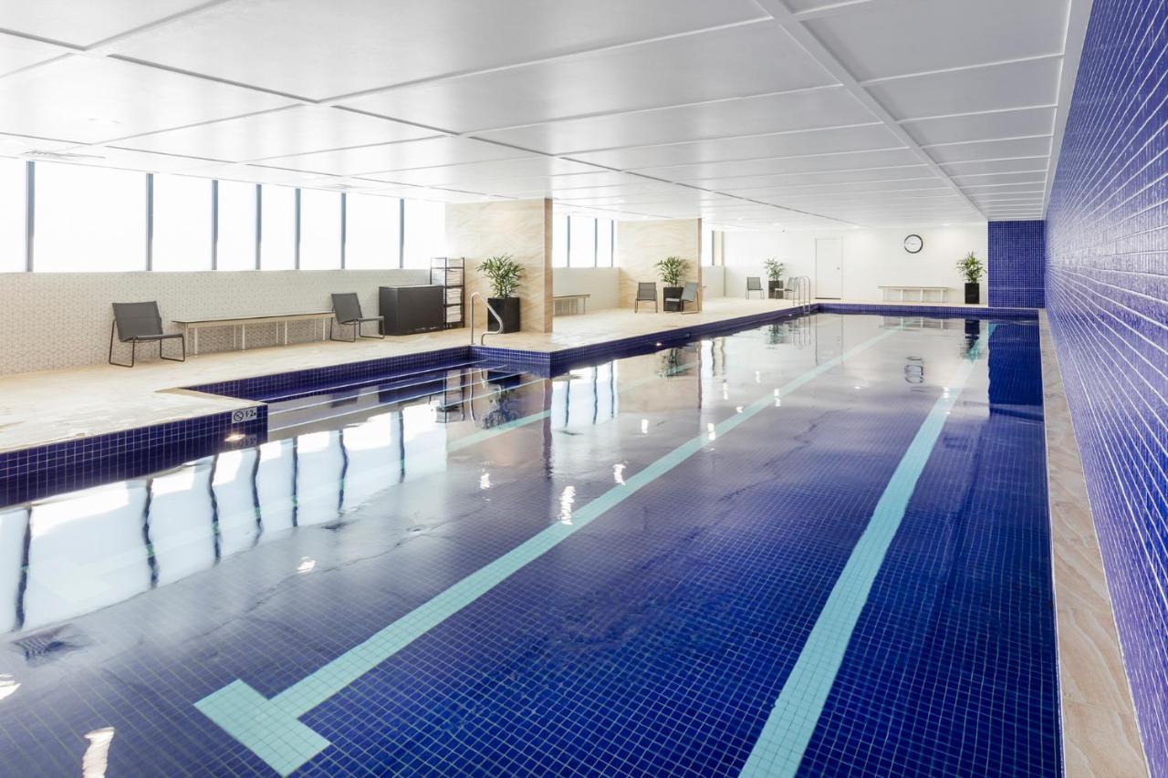 Meriton Suites Mascot Central Sydney Eksteriør bilde The pool at the hotel